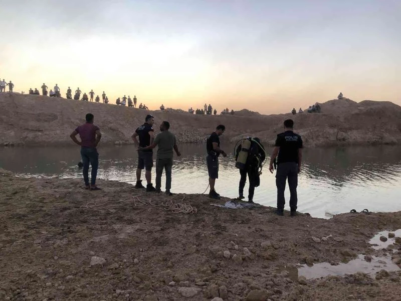 İki kuzen serinlemek için girdikleri gölette boğuldu
