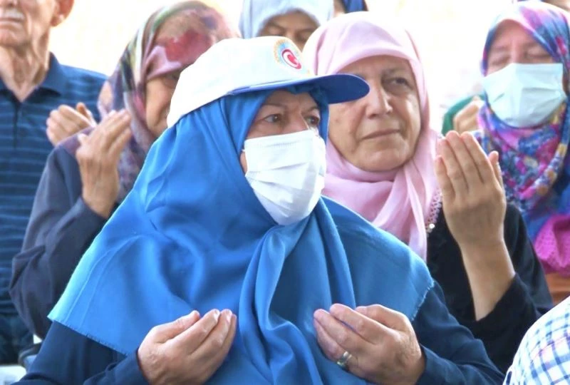 Depremde yaşamını yitirenler için eller semaya açıldı
