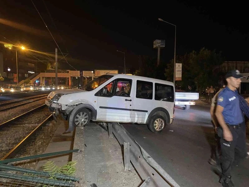 Bursa’da ticari araç metro rayına uçtu : 1 yaralı
