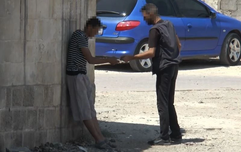 Metruk binada güpegündüz uyuşturucu ticareti pes dedirtti
