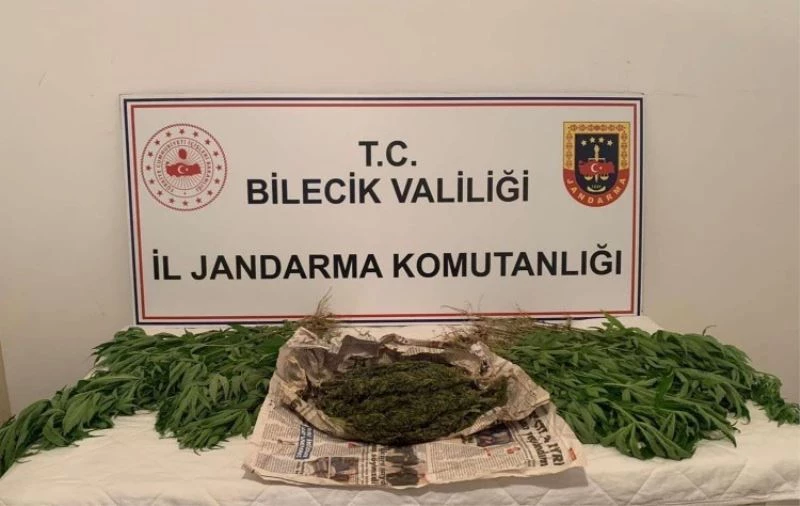 Motosikletinde yarım kilodan fazla esrarla yakalandı
