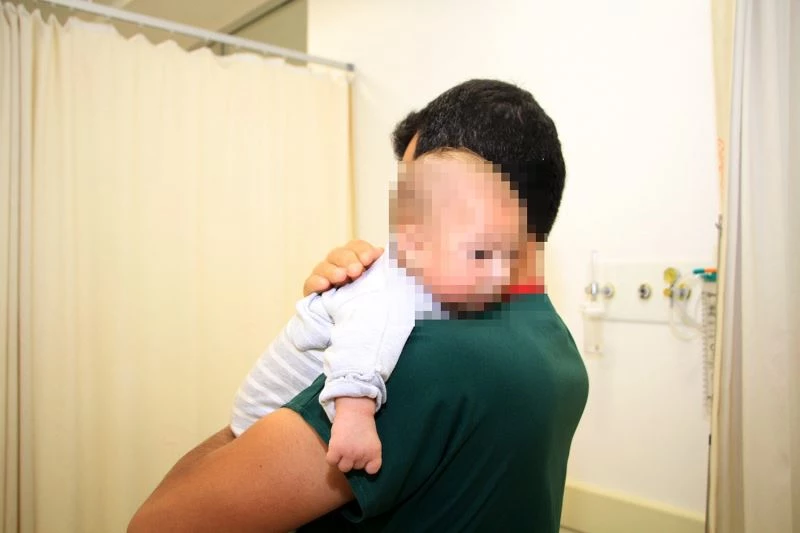 Vicdansız baba, eşini bıçaklayıp bebeğini kaçırdı, çok ağlayınca hastaneye bırakıp kaçtı
