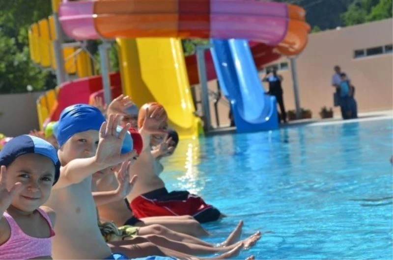  Sıcaktan bunalan Bilecikliler havuza akın etti
