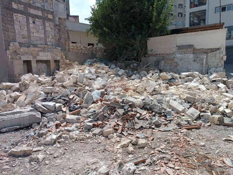 Bağımlıların mesken tuttuğu metruk binalar yıkıldı
