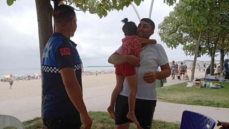 Sahilde kaybolan çocukları zabıta ekipleri ailelerine kavuşturdu
