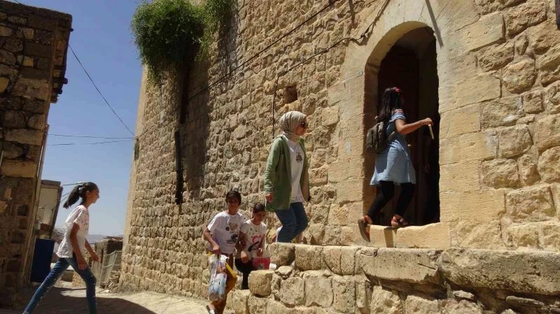 Öğrenciler Gercüş’ün tarihi konaklarını gezerek incelemelerde bulundu
