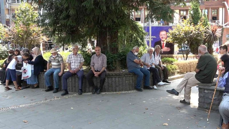 Rize’de bunaltan sıcaklıklar nedeniyle vatandaşlar gölgelere akın etti
