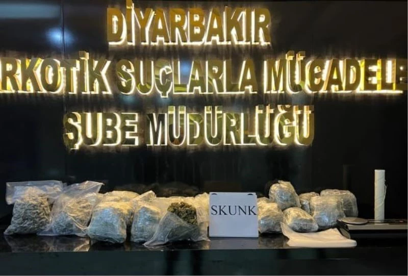 Polisleri fark etti, uyuşturucu poşetini çöpe attı
