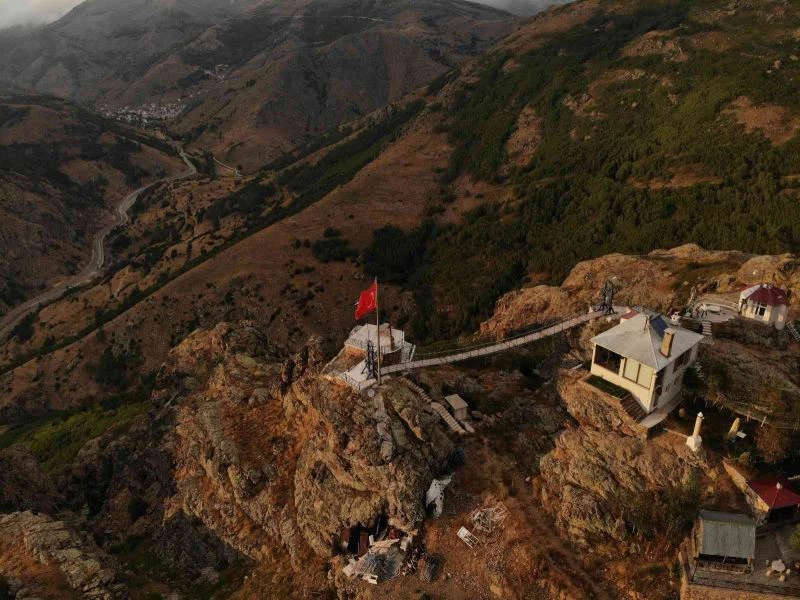 İstanbul’un stresinden kurtulmak için dağ evinde asma köprüyle seyir terası oluşturdu
