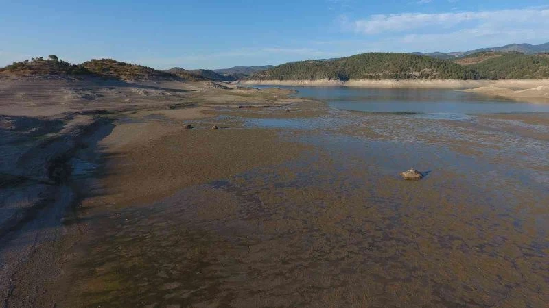 Kuraklığın acı görüntüsü...Çaygören Barajı’nda alarm zilleri...
