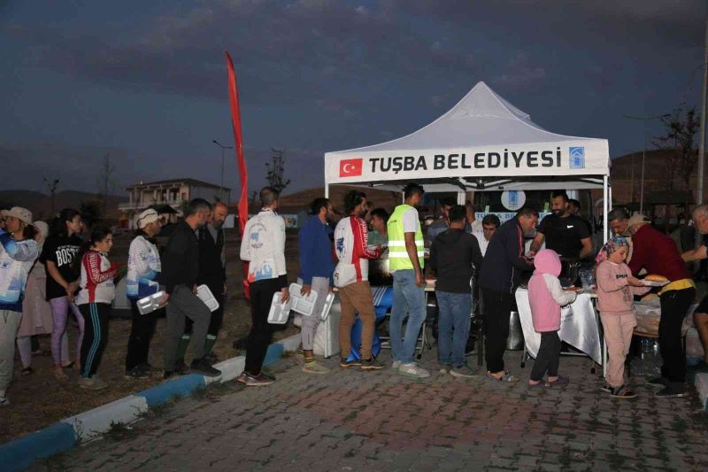 Bisikletçiler  Tuşba Belediyesi Halk Plajında konakladı

