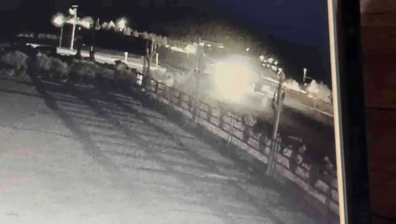 Anne ve oğlunun yaşamını yitirdiği acı kaza güvenlik kameralarına yansıdı
