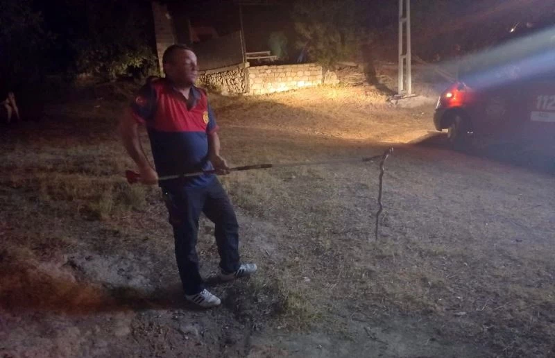 Osmaniye’de eve giren yılanı itfaiye yakaladı