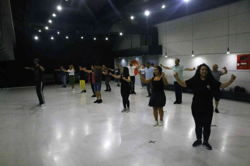 Düğün arifesindeki çiftler ilk dans yerine Ankara oyun havaları öğreniyor
