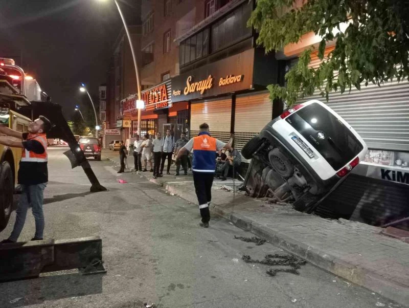 Sultangazi’de hafif ticari araç, dükkan ile kaldırım arasındaki boşluğa düştü

