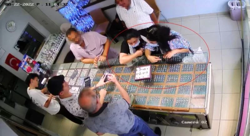 Arnavutköy’de kuyumcuya giren kadınların tırnakçılık yöntemi ile hırsızlığı kameraya yansıdı
