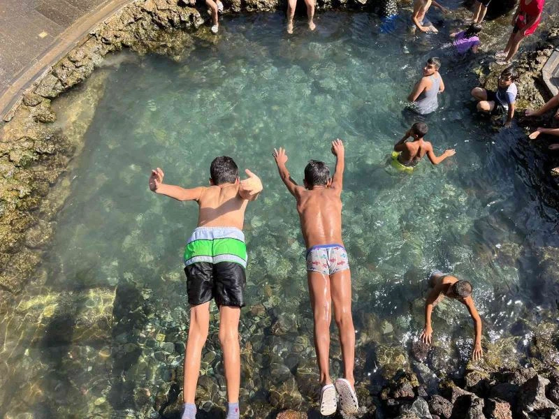 Çocuklar sıcaktan bunaldı parktaki tarihi suya akın etti
