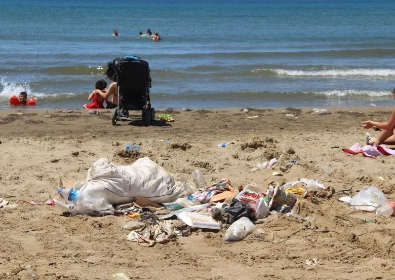 Ege sahillerinde bırakılan çöpler doğayı kirletiyor
