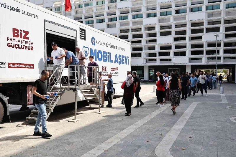 Büyükşehir aşure ikramlarını sürdürdü
