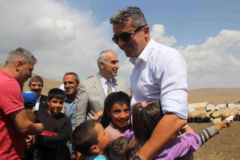 Erzurum’da 300 hane ile oba hayatı yaşayan göçerler 20 bin hayvana bakıyor
