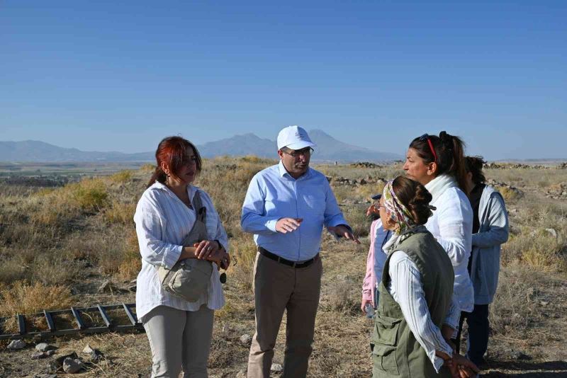 NEVÜ Rektörü Aktekin, ‘Büyük Deller’ arkeolojik kazı alanında incelemelerde bulundu

