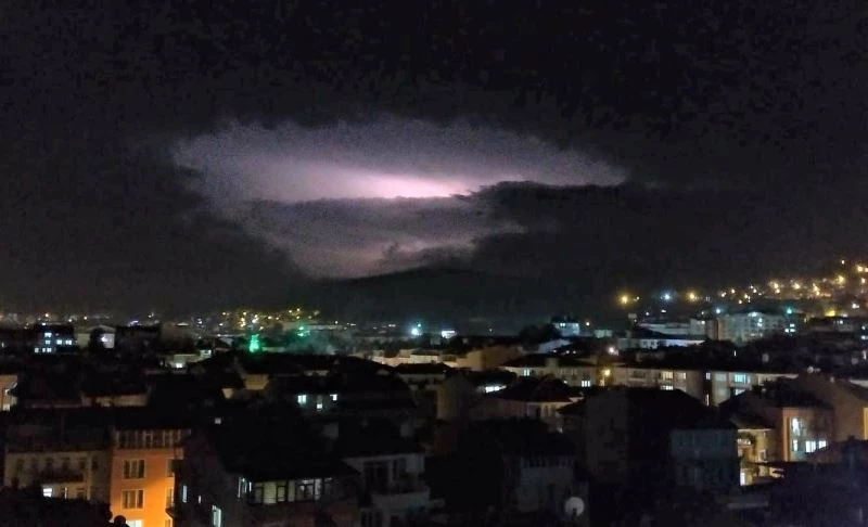 Kütahya’da çakan şimşekler görsel şölen oluşturdu
