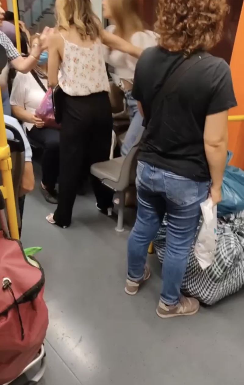 Metroda yer verme yüzünden çıkan tartışma kameralara yansıdı
