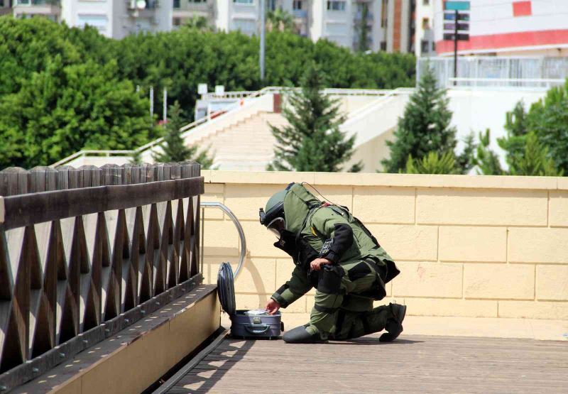 Antalya’da şüpheli valizden kurabiye çıktı, polis vatandaşı bölgeden uzaklaştırmakta zorlandı
