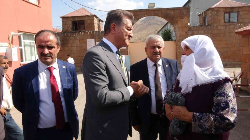 TDP Genel Başkanı Sarıgül, Muş’ta cezaevi önünden af çağrısında bulundu

