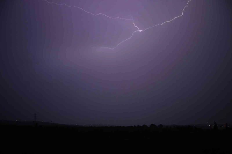 Gecenin karanlığını şimşekler aydınlattı
