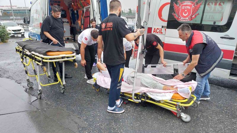 Küçükçekmece’de hasta taşıyan ambulansa kamyonet çarptı
