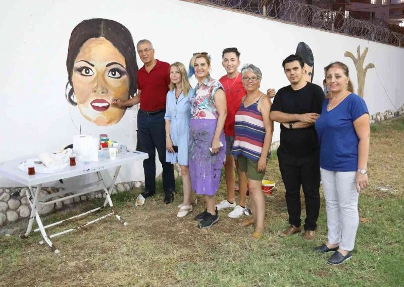 Mezitli yazlık sinemanın duvarları sanatçıların resimleriyle donatıldı
