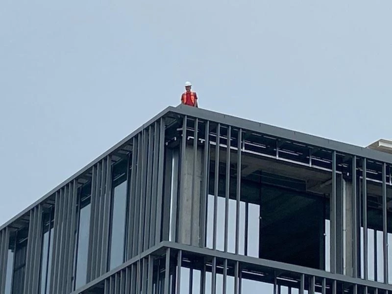 Soluğu fabrikanın çatısında aldı
