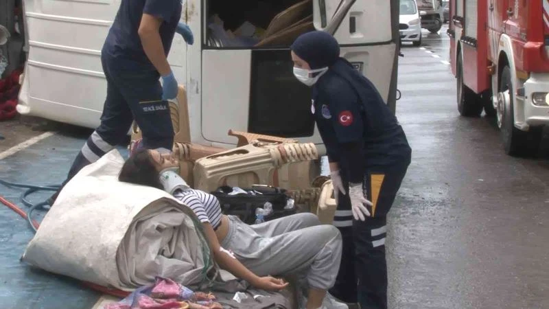 Kartal Sahil’de kaygan zemin kazası: Sürücü araçta sıkıştı
