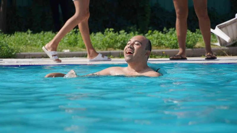 Aquaparkın özel misafirleri, suyun keyfini çıkardı
