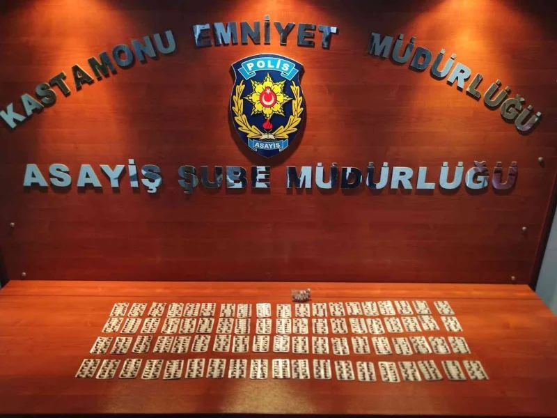 Polis ekiplerinin şüphelenerek durdurduğu araçtan bin 76 adet sentetik hap çıktı: 2 gözaltı
