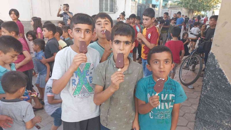 Hayırsever esnaf, dağıttığı ücretsiz dondurmayla yüzlerce çocuğun yüzünü güldürüyor
