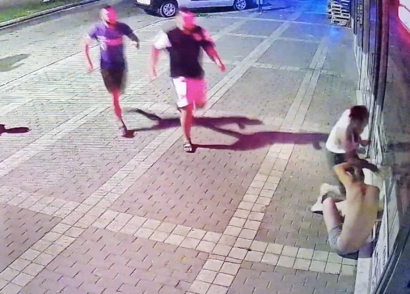 Üzerinde sadece iç çamaşırıyla işyerinin kapısına ihtiyaç giderirken 