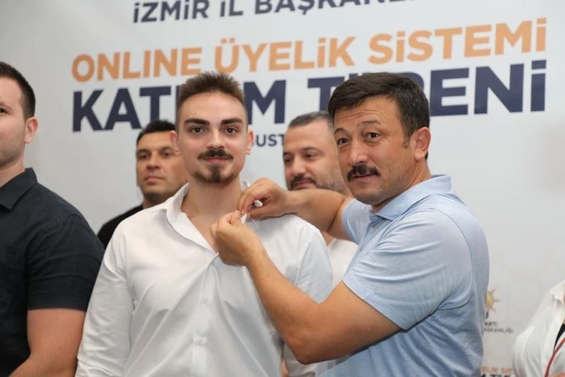 AK Parti’ye online üye olanlara rozetleri takıldı
