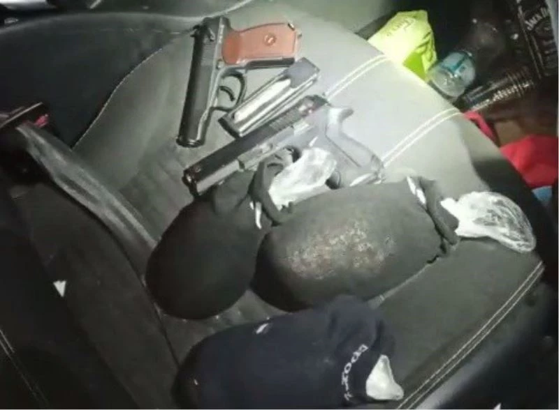 Çorap içinde uyuşturucu madde saklayan 2 şüpheli yakalandı
