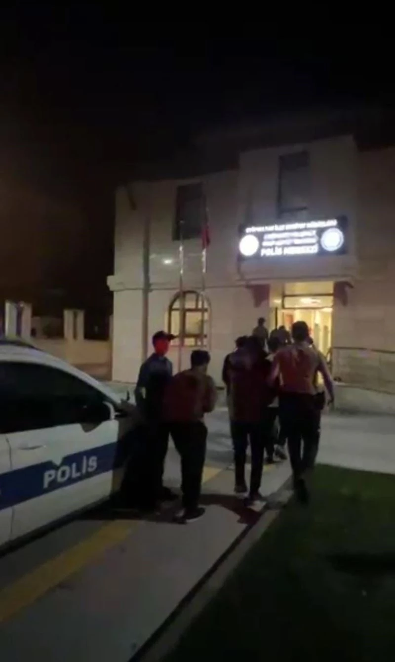 Eyüpsultan’da arıza yapan kamyonetten inen göçmenler koşarak kaçtı
