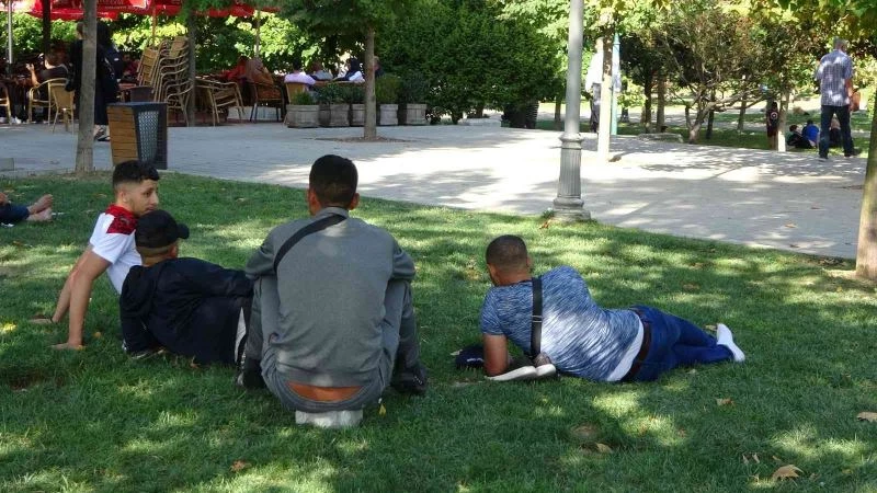  Sıcaktan bunalan vatandaşlar kendini Gezi Parkı’na attı
