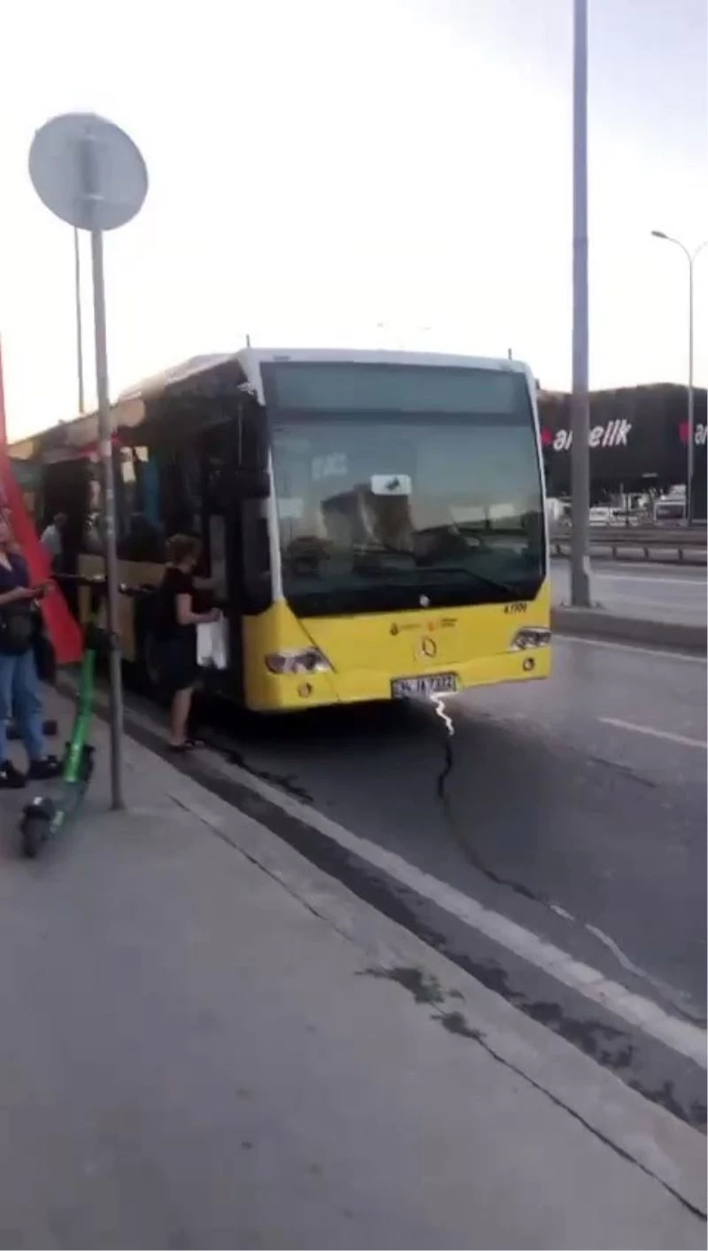  İETT şoförü seyir halindeyken telefonla konuştu, yolcular tepki gösterince hakaretler savurdu
