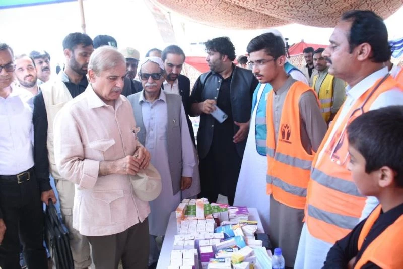 Pakistan Başbakanı Şerif, afetzedelere helikopterden yardım malzemesi dağıttı
