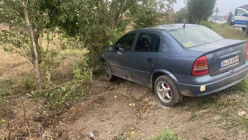 D100 karayolunda yoldan çıkan otomobil ağaca çarparak durdu
