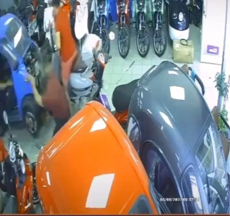 Viteste unutulan motosiklet, mağazada böyle harekete geçti
