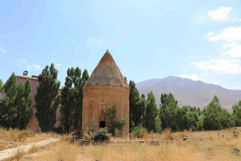 Halime Hatun Kümbeti’nin görünüşünü bozan yurt binasına yıkım kararı
