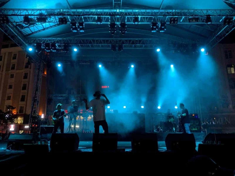 Esenyurt’ta ünlü rapçi Ceza rüzgarı
