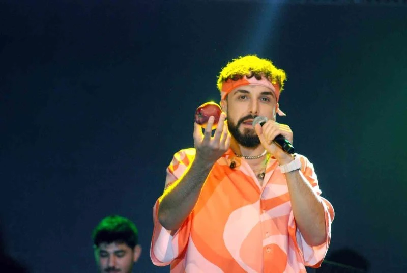 Ünlü rapçinin sahneden attığı elma izdihama neden oldu
