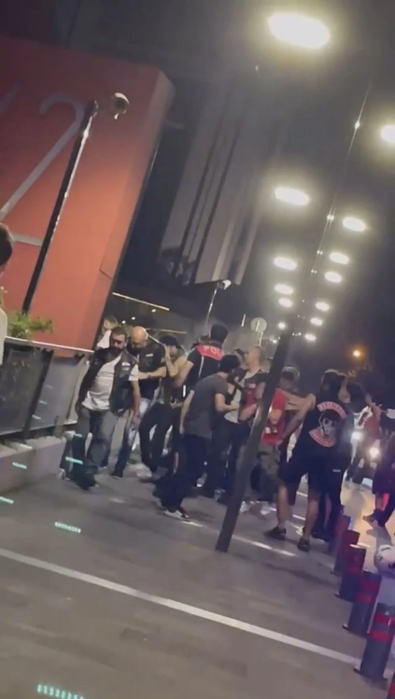 İstanbul’da polise saldıran gruba biber gazlı müdahale kamerada: 3 polis yaralı, 6 gözaltı
